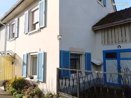 maison de village avec jardin  dans rue calme