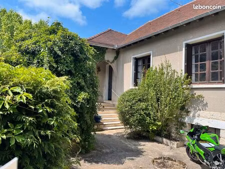 maison individuelle des années 1950 en centre ville entourée jardin