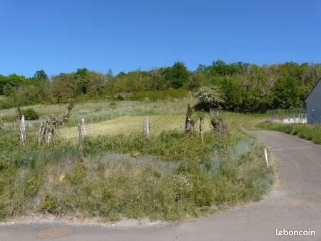 terrain 818 m2. longues  vic le comte