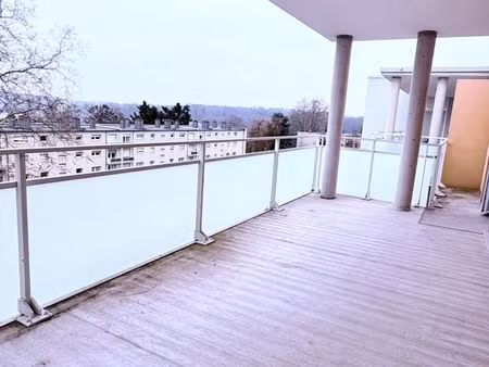beau f3 avec ascenseur et terrasse à hombourg haut cité des chênes
