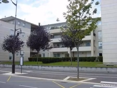 a louer - appartement 2 pièces (env.40 m²) avec terrasse et parking privé