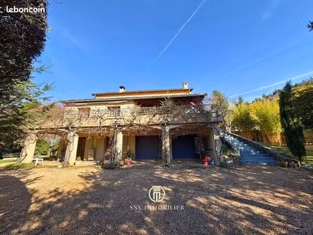 maison 9 pièces 240 m²