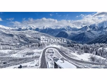 situé au cœur de la station du corbier  sur le domaine skiable des sybelles