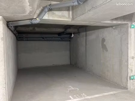 grand parking à louer gare valleiry