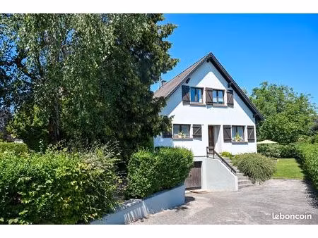 maison familiale avec terrasse et un grand jardin arboré. 6 pièces 9.8 ares à 15 minutes d