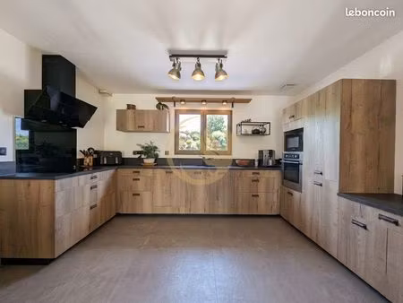 maison 8 pièces 138 m²
