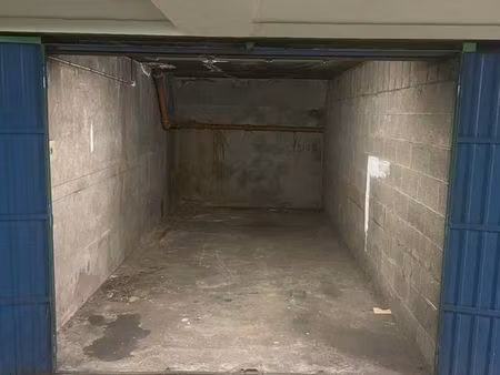 box fermé 15 50 m2 avec électricité