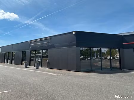 local commercial moderne et climatisé de 334m2 situé face à la rn 10