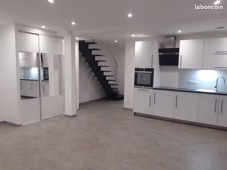 appartement 3 pièces 63m2 . 900 euros