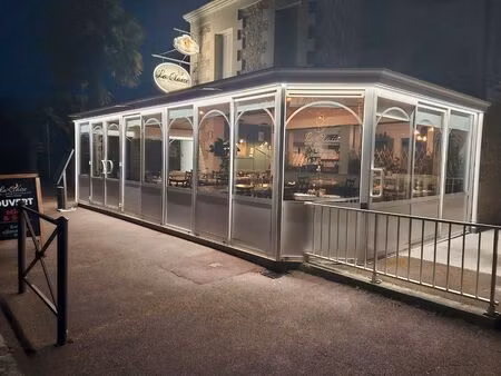 bar restaurant