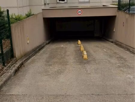 box de stockage sécurisé / place de parking