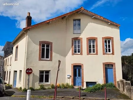 clisson coeur de ville - maison de ville ancienne (1890) rénovée  atypique et pleine de ch