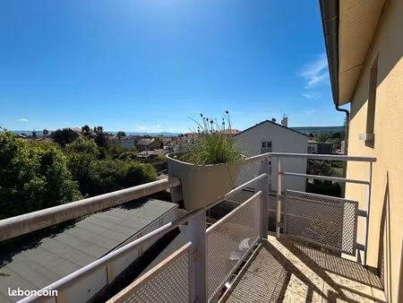 à issoire  appartement f2 à louer avec balcon  cave  garage