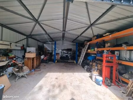 hangar stockage ou pour mécanicien
