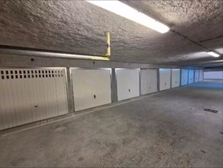 box / parking fermé a louer