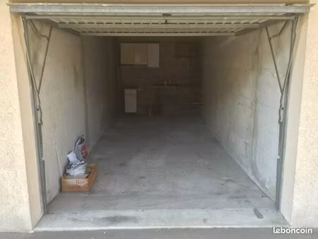 box extérieur a louer 15.5m2 proche gare