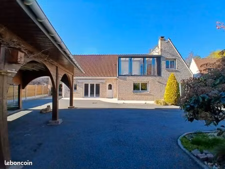 maison en campagne rénovée récemment avec grand jardin paysager