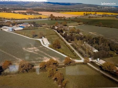 tres belle exploitation agricole polyculture elevage avec sa structure agroalimentaire et 