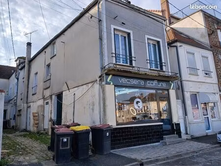 immeuble centre de nangis environ 150 m2. seul le commerce est loué. 198000 euros / 2300 t