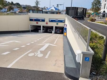 place de parking sécurisée