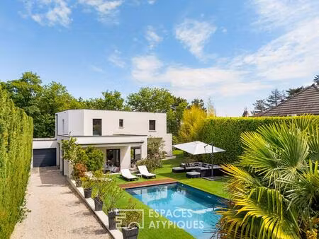 maison contemporaine dans un écrin de verdure avec piscine
