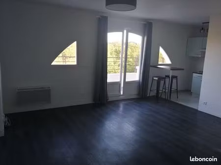 beau studio 31.3 m2 avec balcon