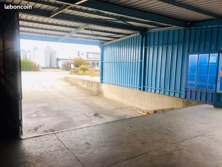 entrepôt 900m2 avec quais de chargement