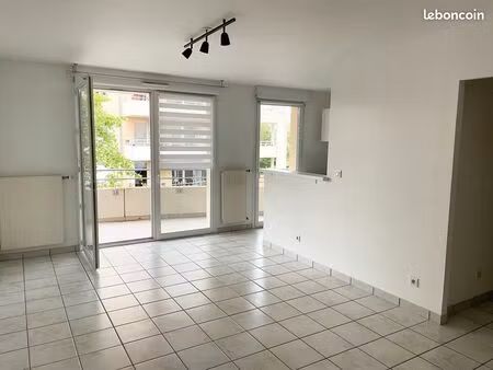 appartement 2 pièces 50 m² (620 euros hors charges)