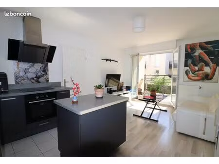 rambouillet centre - t2 récent avec balcon  parking et ascenseur