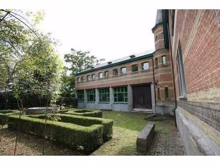 magnifique immeuble de bureaux classique