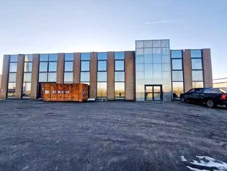 entrepôt polyvalent avec bureau – excellente accessibilité