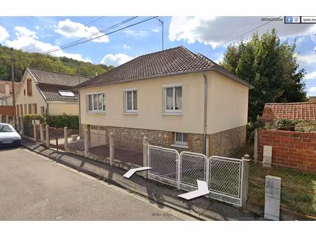 maison 2 chambres sur sous-sol.