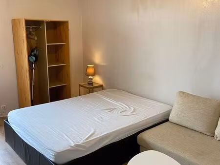 studio rénové avec parking et balcon