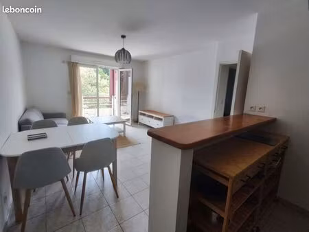 appartement à loyer ■cuisine équipée  salle de bain avec baignoire  salon: table et chaise