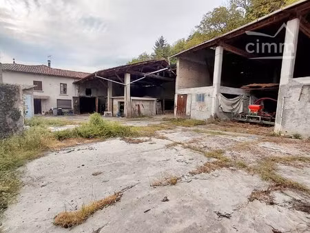 ancienne ferme à réhabiliter – fort potentiel – grande surface de terrain constructible