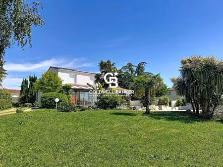 maison contemporaine : 5 chambres  piscine chauffée et panneaux photovoltaïques à saint-ge