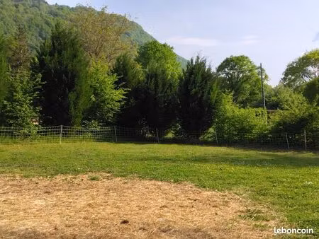 rare terrain de loisir avec abris bois sur les hauteurs de challes les eaux