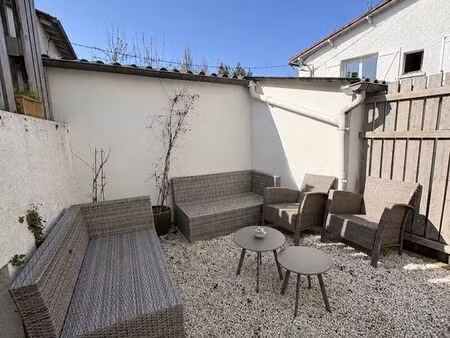 t2 meublé entièrement rénové 41m² — cour privée 25m² + garage — bords de sèvre — vertou