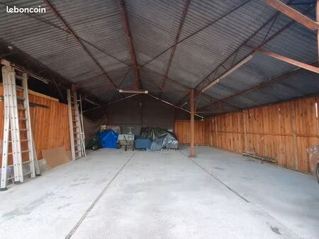 garage / box / hangar fermé et sécurisé