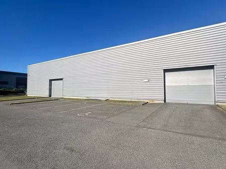 entrepôt plus de 1000 m² avec accès poids lourds + parking sécurisé