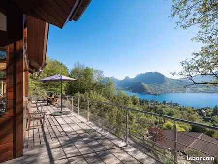 la canopée  chalet d'architecte surplombant le lac d'annecy