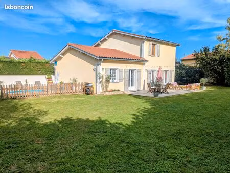 maison familiale de 128 m²  suite parentale + trois chambres  avec jardin et piscine