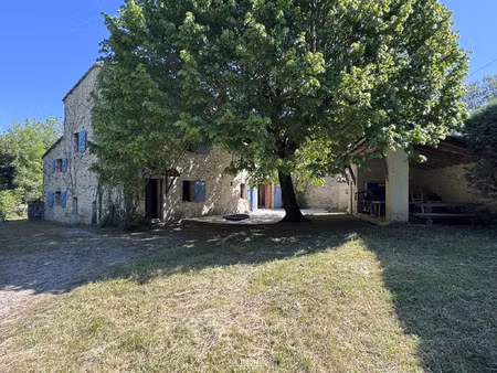 mas en pierres d'environ 208 m2 avec un parc arboré de près