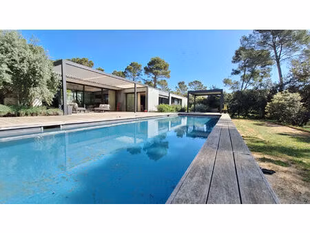 saint marc jaumegarde maison d'architecte 238 m2 piscine sur un terrain de 4000 m2de
