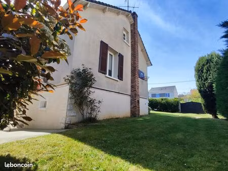 centre-ville proche de toutes commodités  commerces  écoles  bus à 5mn et gare à 10mn à pi