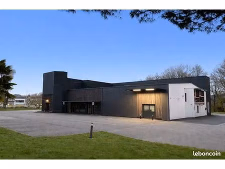 local d'activité 1 560 m²