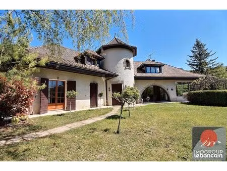 maison 8 pièces 253 m²