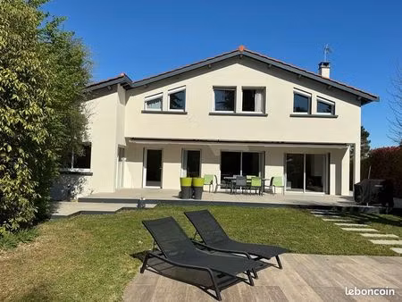 charbonnieres les bains calme absolu  villa de 230m²  piscine; 6 chbres  cave à vin & gara