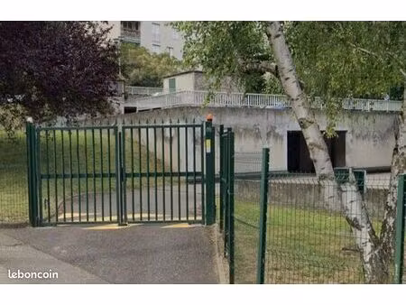 garage / box fermé à louer situé à la mulatière (69350)  dans une résidence sécurisée