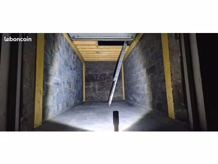 box de stationnement pour 2 roues ou stockage à grange blanche